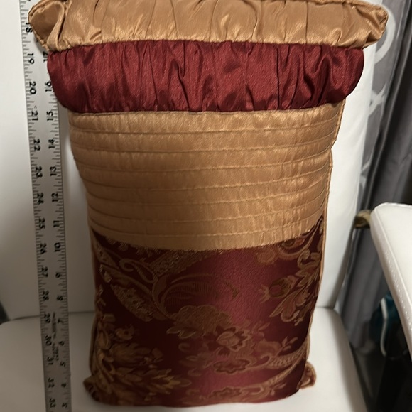 Nice maroon pillow no tags Used in like new condition - Picture 5 of 8